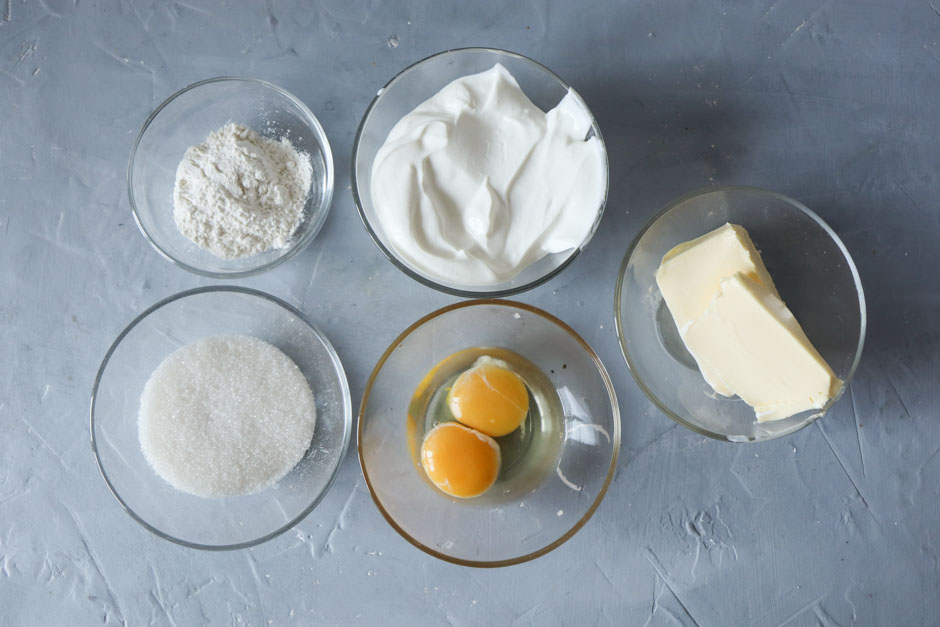 Сметана яйца мука сахар сливочное масло. Пломбирный крем Ингредиенты. Крем пломбир Ингредиенты. Ингредиенты сметаны. Крем пломбир для торта.