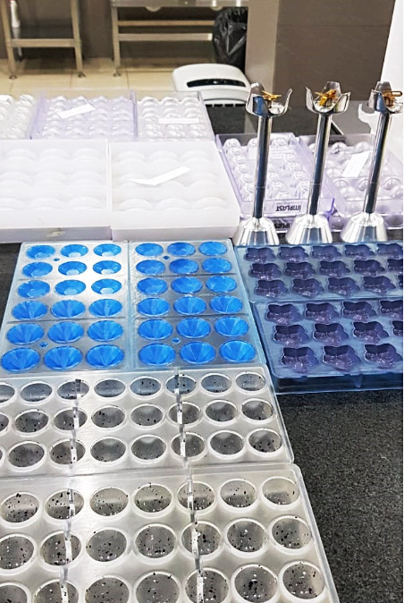 покраска форм для корпусных конфет