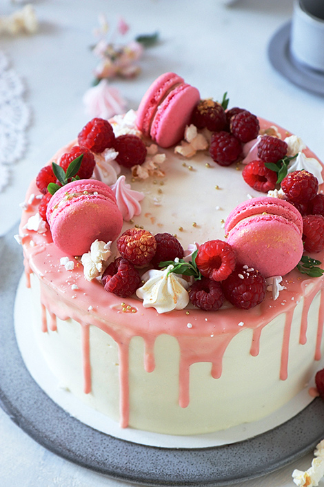Розовый торт для девочки с леденцами